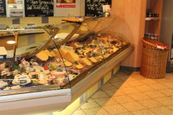 šaldymo vitrina pieno produktams su stikline ekspozicija