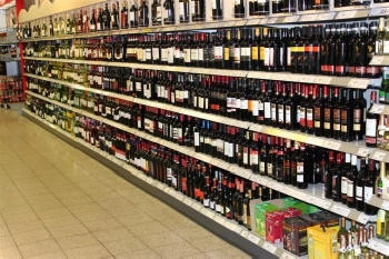 sieninė parduotuvės lentyna su reguliuojamomis lentynėlėmis
