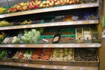 parduotuvės lentyna maisto produktams su perforuotomis lentynėlėmis