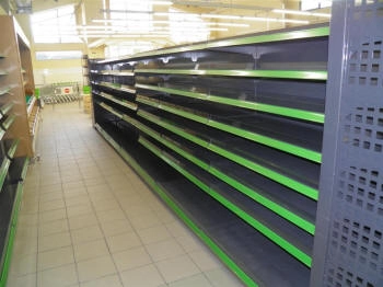 kosmetikos lentyna su veidrodžiais
