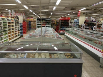 šaldymo spinta su stiklinėmis durelėmis