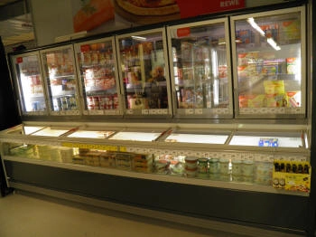 šiuolaikinė šaldymo vitrina su LED apšvietimu