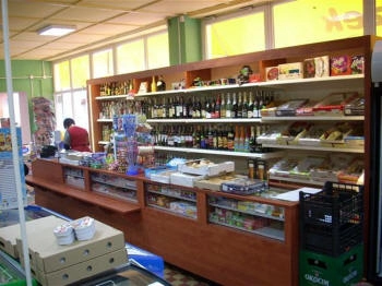 sodo augalų lentyna su automatiniu laistymu