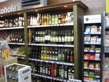 ekologiškų produktų lentyna su natūraliu paviršiaus apdorojimu